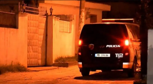 Burri godet tre here me thikë gruan e tij mbremjen e sotme ne Elbasan