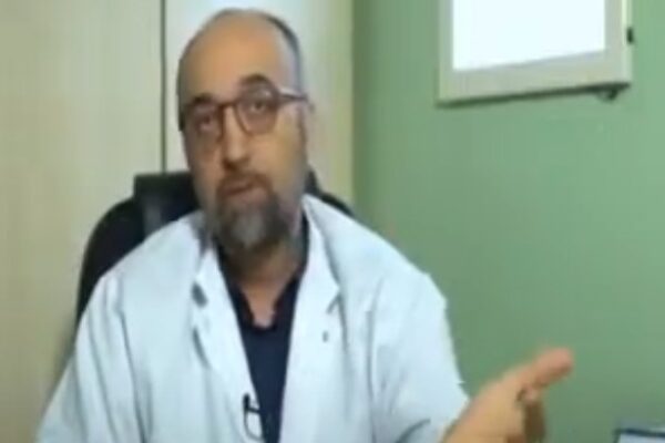 Çka ndodh nëse pini kafe para ushqimit, sipas doktor Visar Berishës